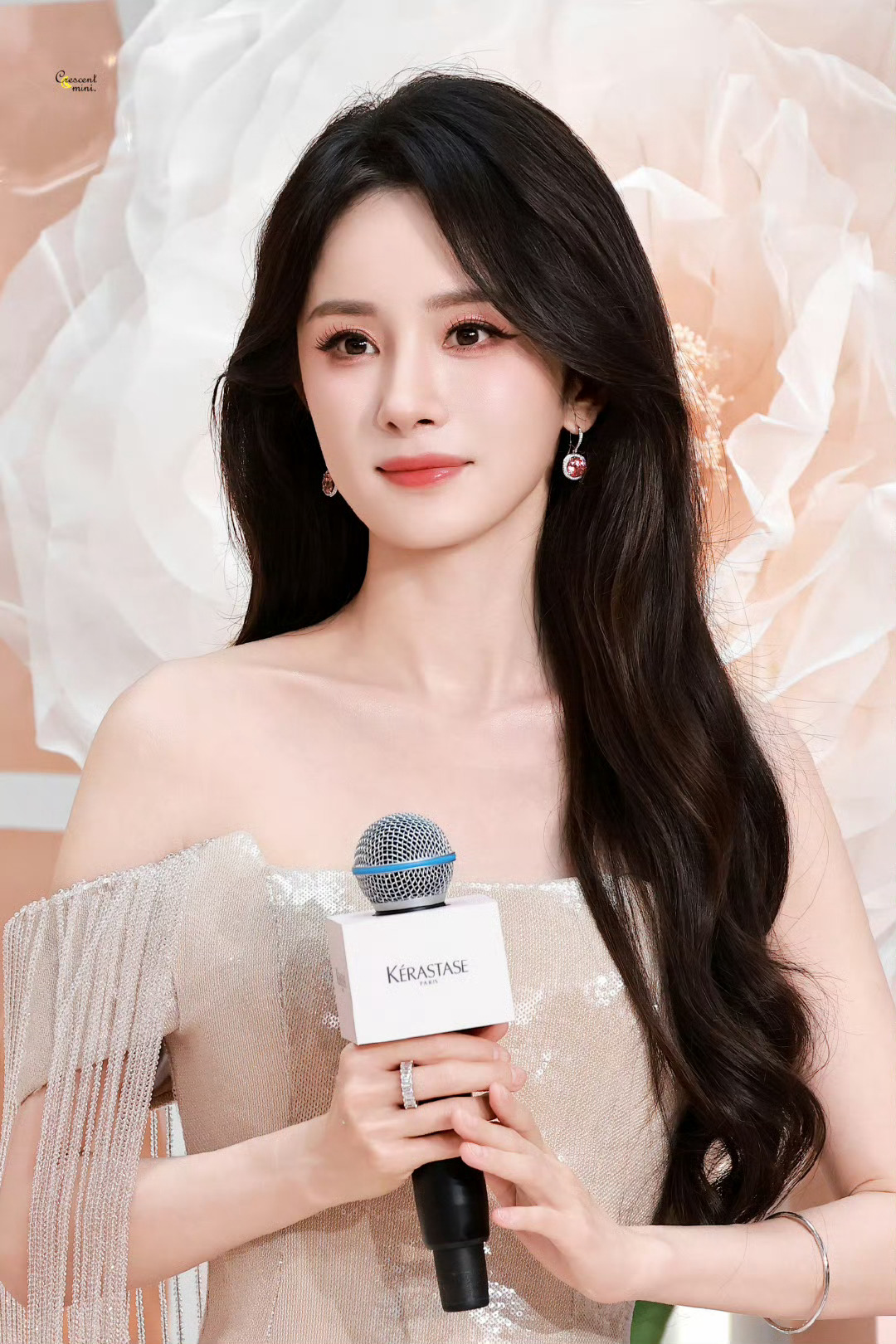 杨幂 头纱完全是妈妈