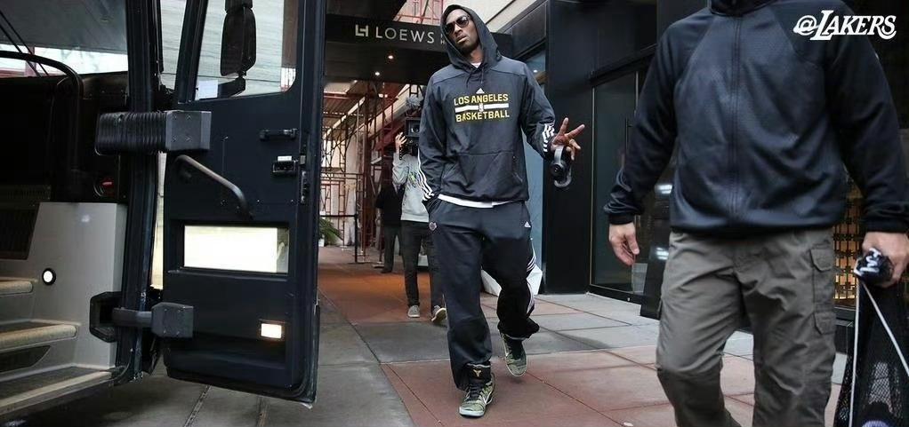 人生不可能总是顺心如意，但持续朝着阳光走，影子就会躲在后面。刺眼，却是对的方向❤