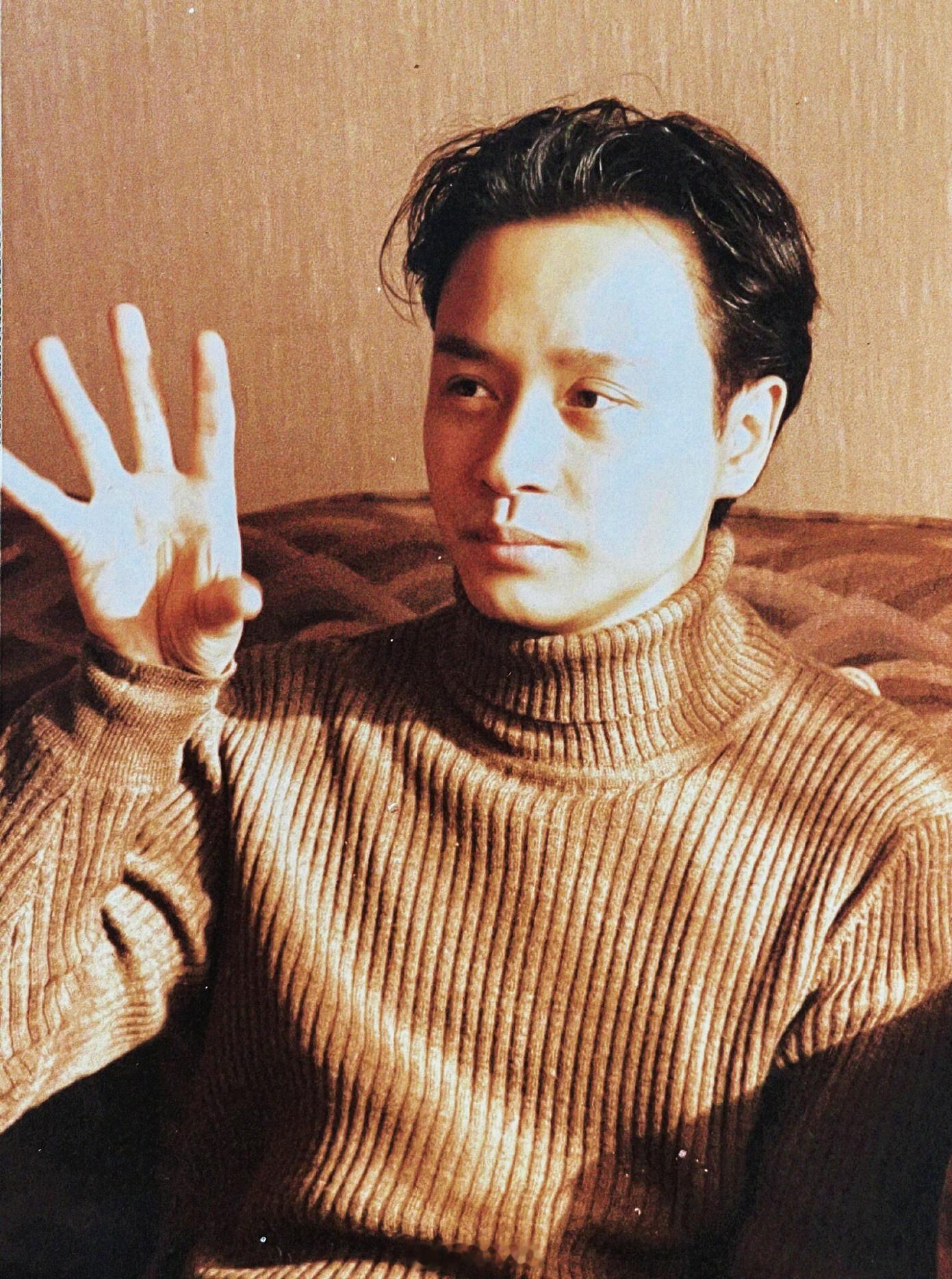 张国荣[超话]搭乘花絮去幕后 靳和秋秋，Leslie身穿呢风衣、与梅婷拍摄这对【