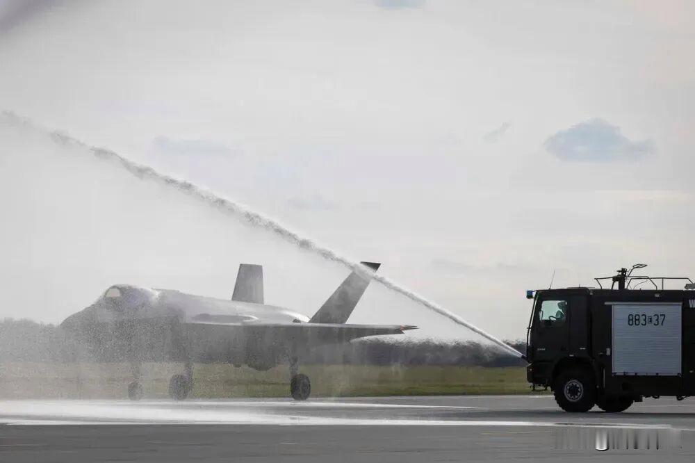 波兰高调举行F-35A入列仪式，波兰中部瓦斯克空军基地，总统纳夫罗茨基、防长卡什