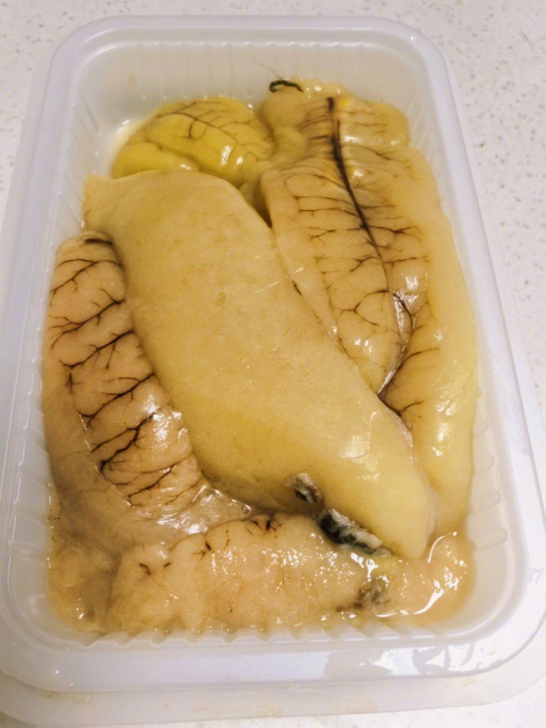 勤劳智慧的中国人民，不仅把鸡鸭身上的每一部分都变成美食，鱼杂也充分利用。鱼籽集中