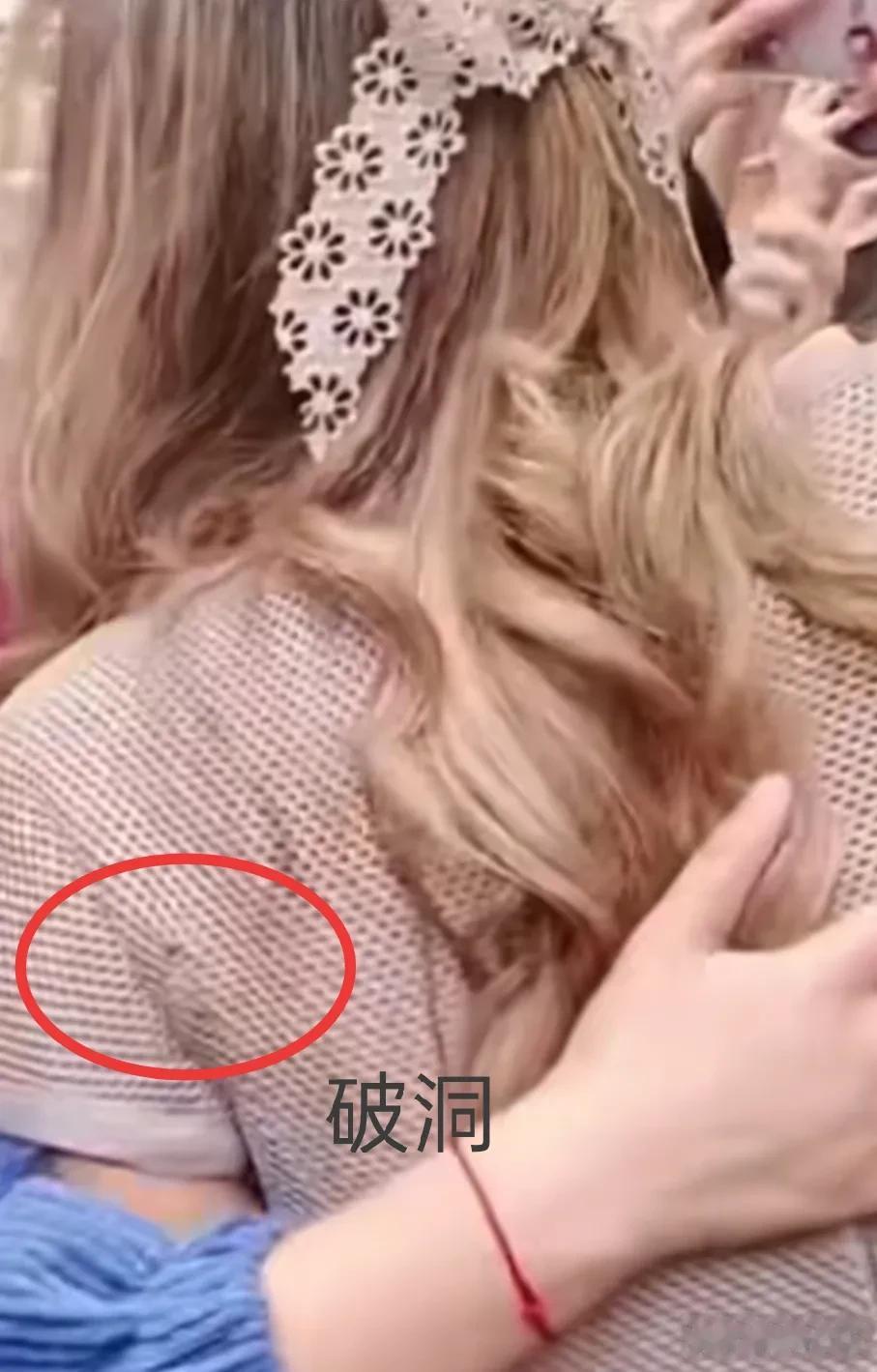 阿斯玛夫人太节俭了，裙子破个洞还在穿。
有眼尖网友发现阿斯玛夫人在北京外国语大学