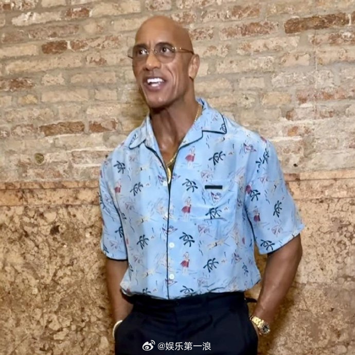 巨石强森瘦脱相认不出巨石强森 巨石强森最近为了新角色减肥，已经瘦脱相。 ​​​