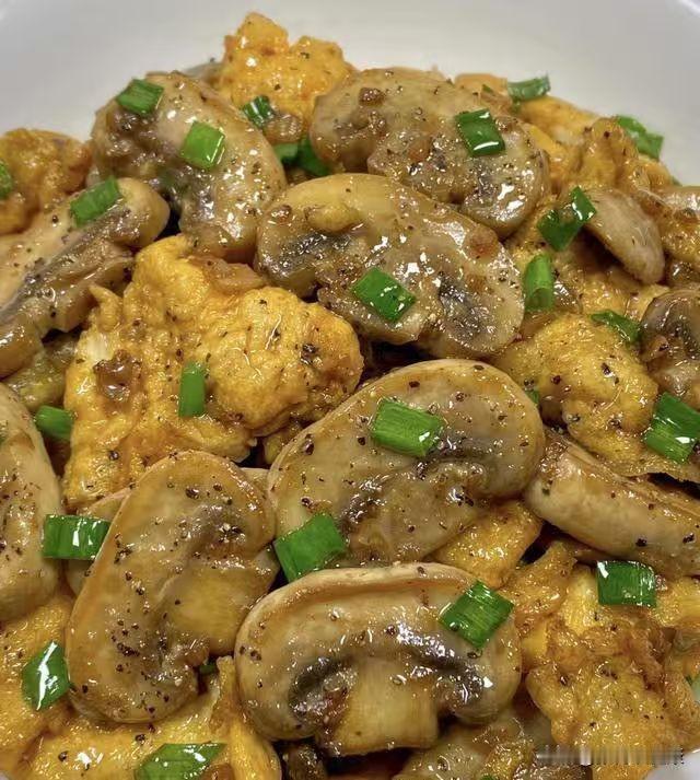 冬天补钙别只盯着牛肉牛奶！这3道家常菜，一通便、二降脂、三补钙强骨。

①口蘑炒