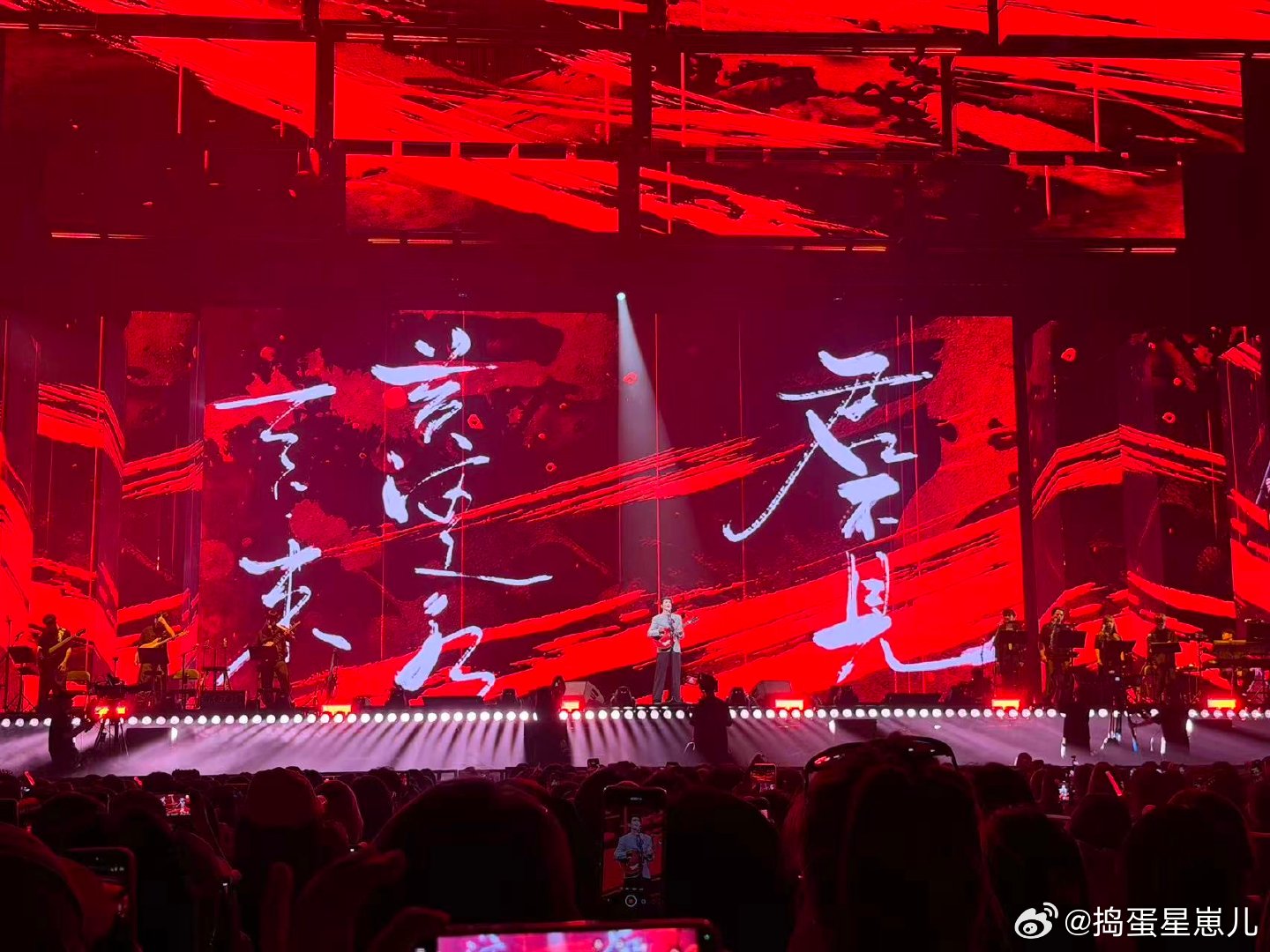 沉浸式欣赏音乐，还有很棒的舞美，歌词大屏超赞的！于适上海演唱会两日上座率于适把演
