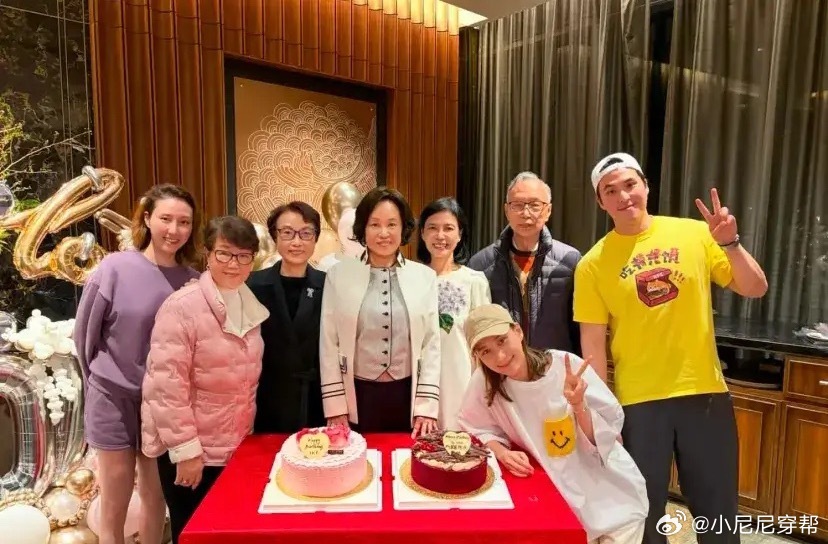 赌王三太庆72岁生日，穿小香风站C位，三个子女全现身窦骁又缺席 ！ 
