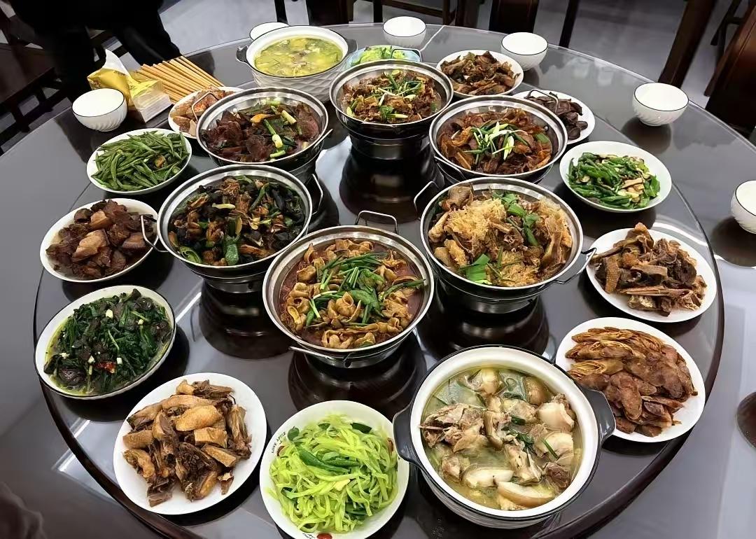 去六安拜年，这桌菜属于什么水平。算是比较丰富了，花了不少精力，毕竟都是过日子家庭