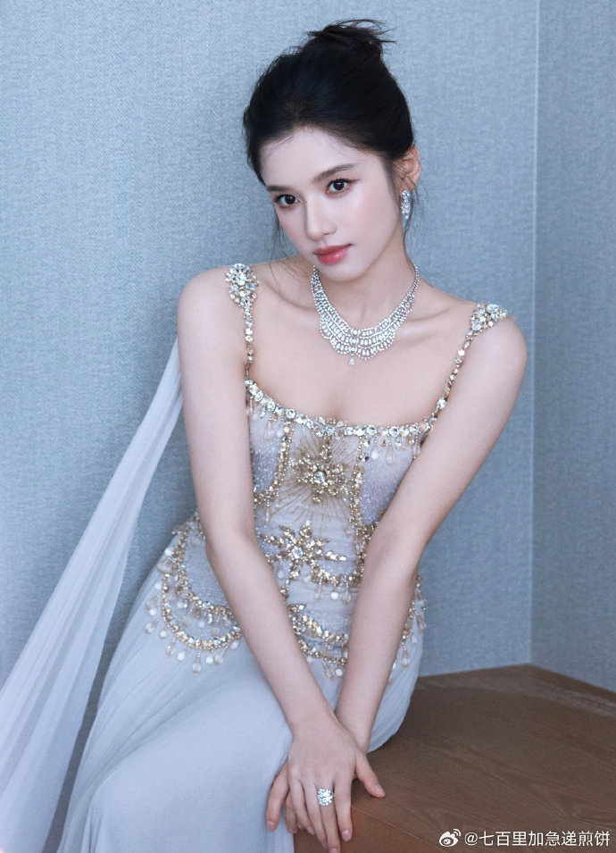 张婧仪白玉兰出图张婧仪好闪 好漂亮~ 