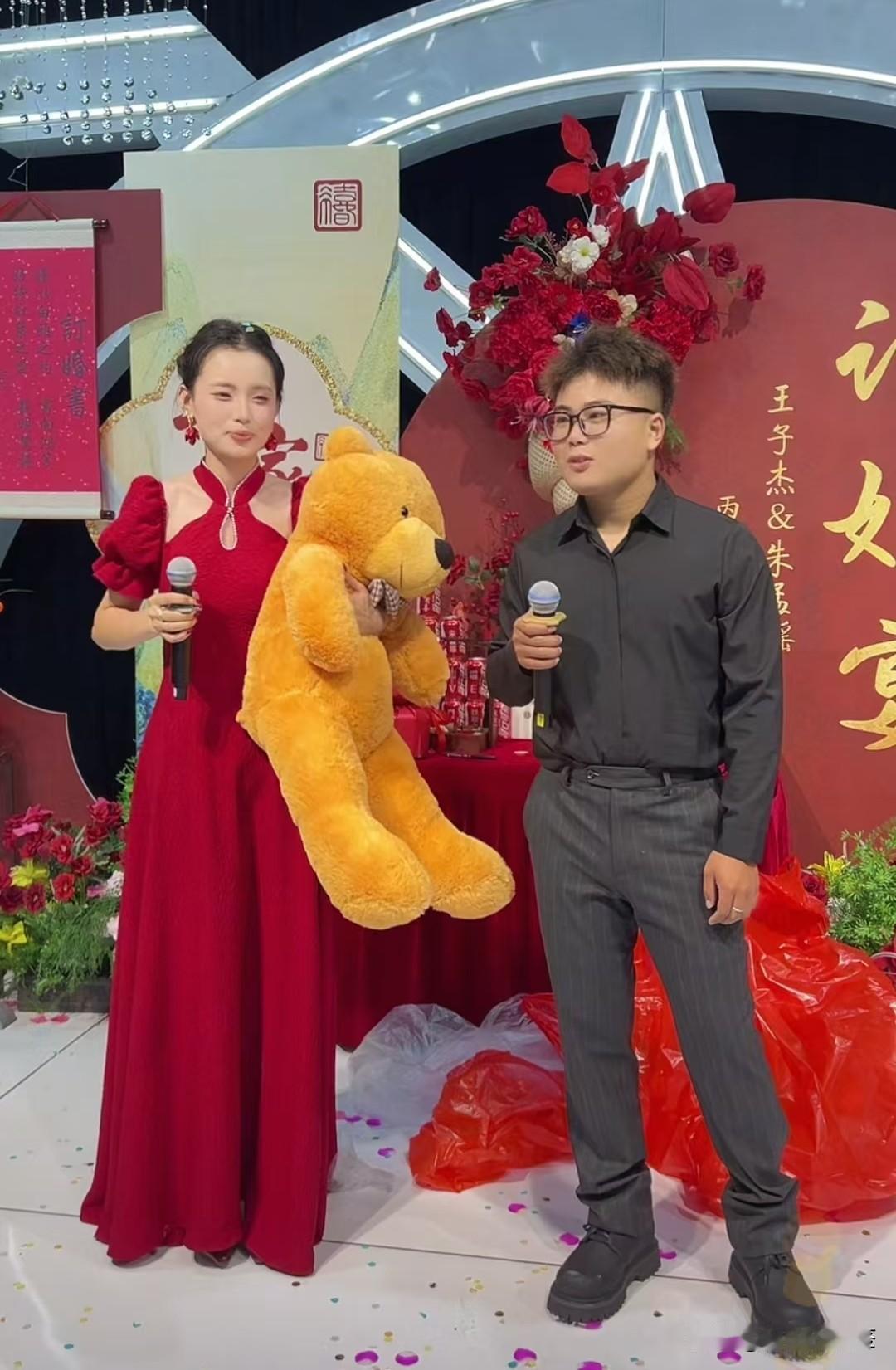 胖大哥丫妈要带着儿媳妇直播卖货了
        之前胖大哥和丫妈也直播带货过几