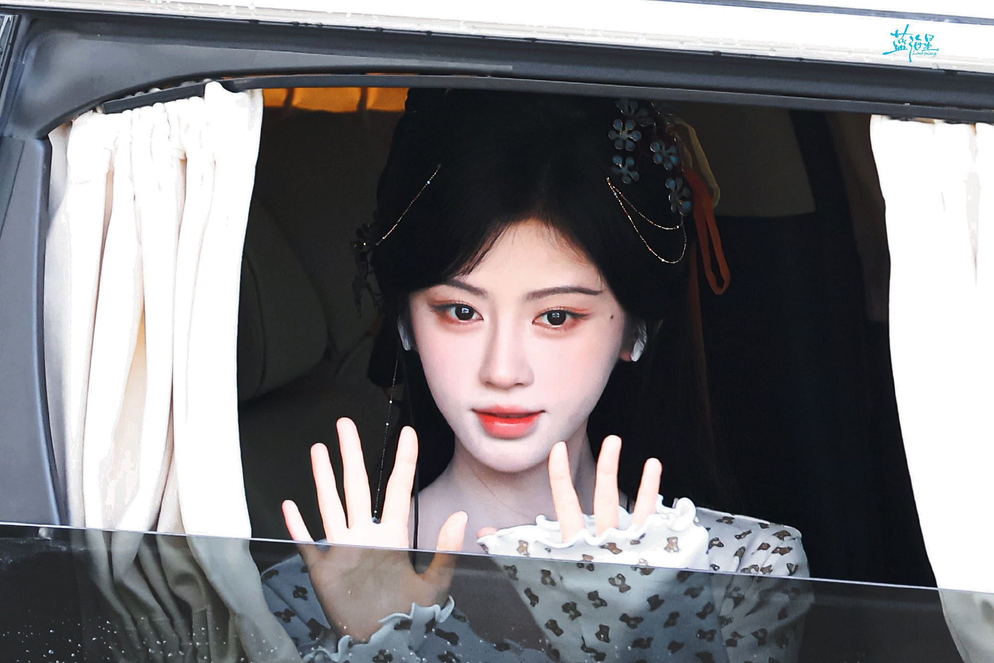 jjy鞠婧祎千香 jjy鞠婧祎姜黎非 “玫瑰之所以是玫瑰，是风与光的眷顾，更是视