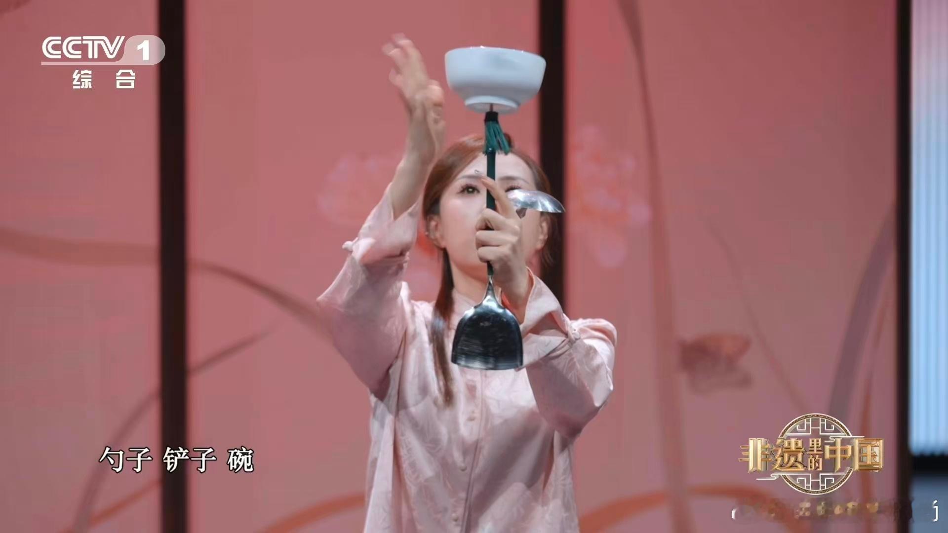 中国杂技看呆了 这才是真正的“齿尖上的芭蕾”！王娜娜的口叼技让桌椅在空中轻盈旋转