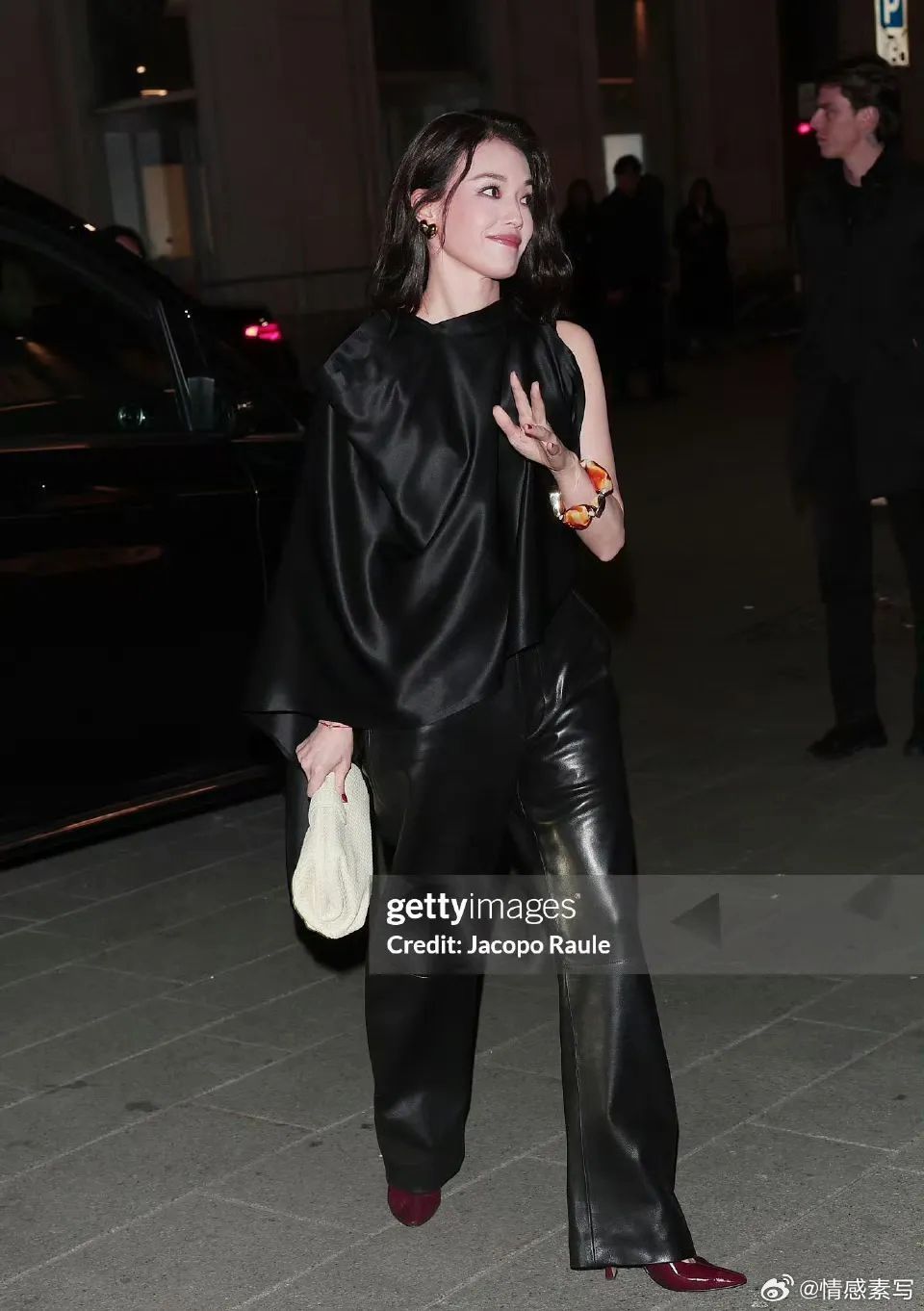 舒淇韩素希看秀同框舒淇icon和韩素希同框！两个相差16岁，舒淇的松弛感和美貌碾