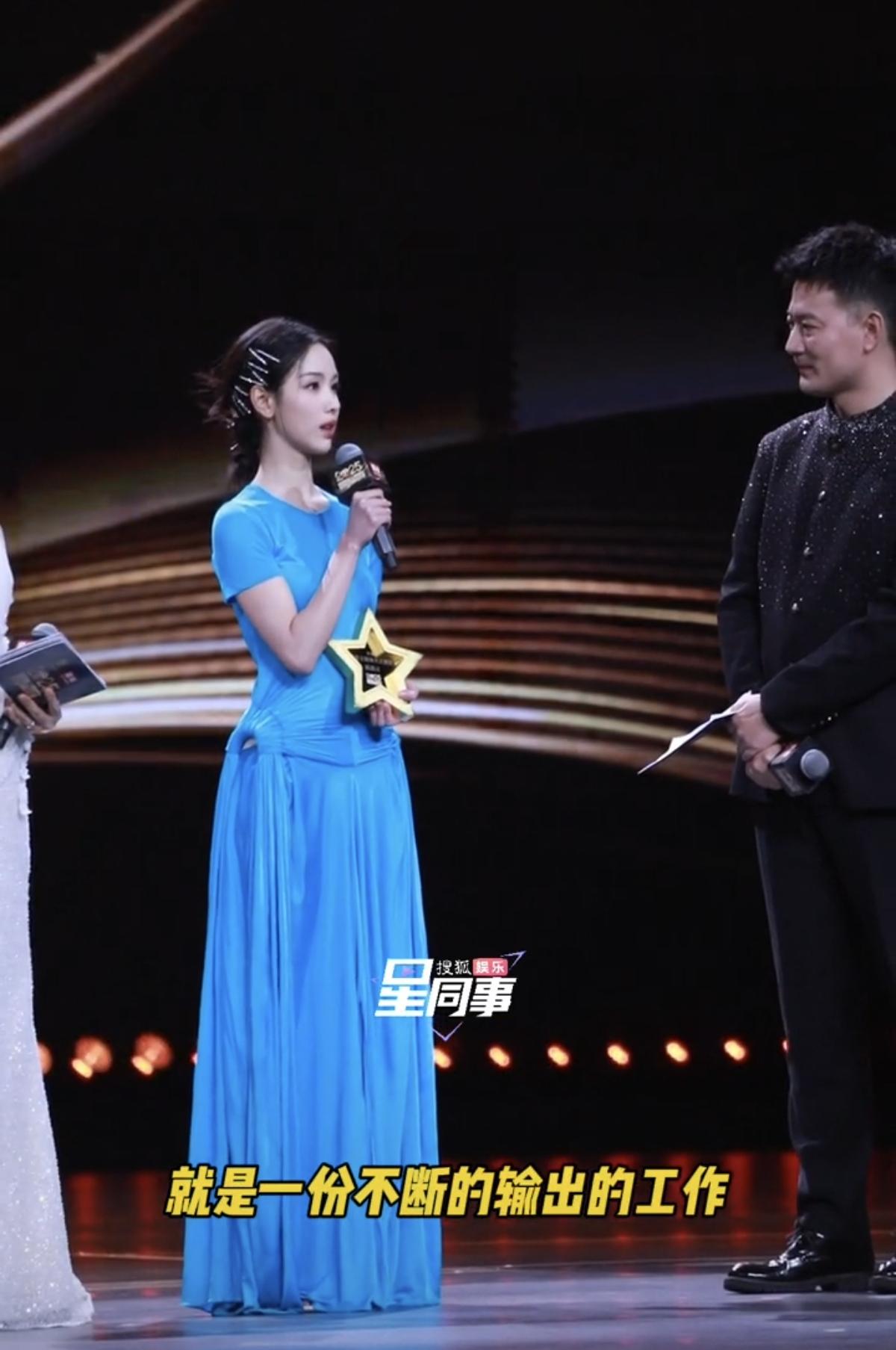 她的服装很简单，但是很美这身段好美，不认识的肯定以为跳舞特别厉害，真的仪态好好，