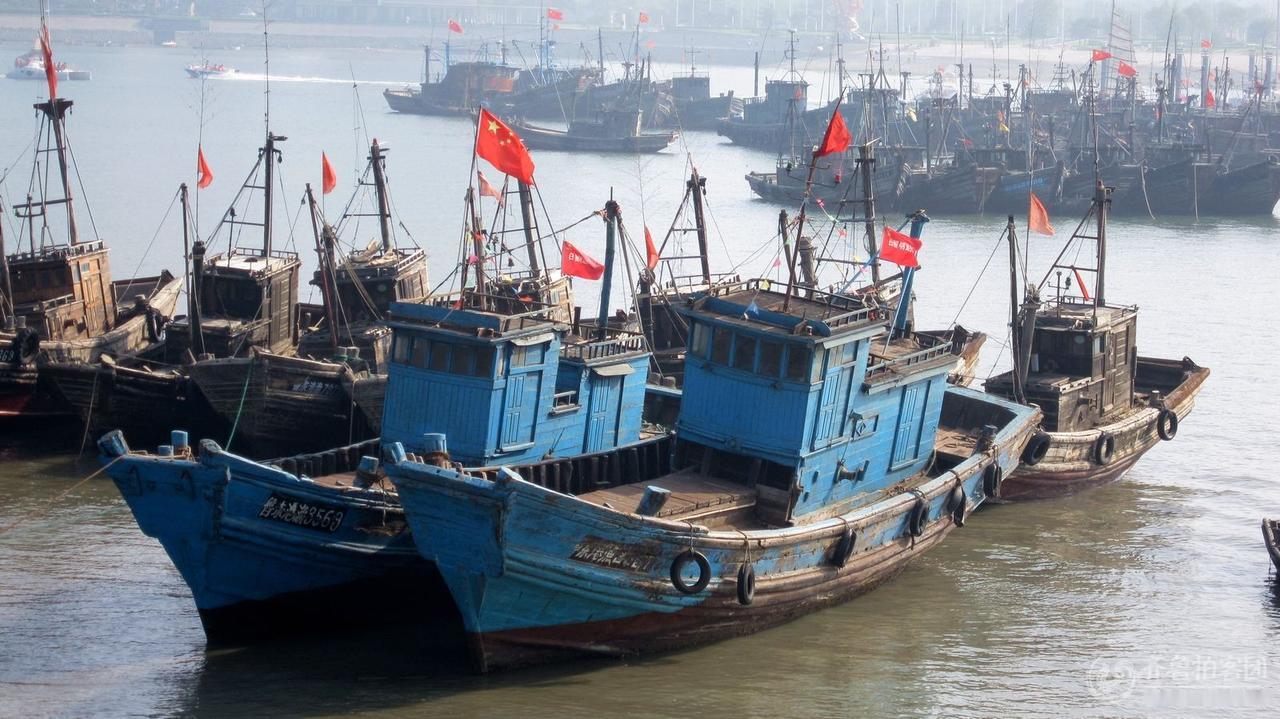 日本水产厅非法扣留中国47岁船长后，我驻福冈领馆及时介入，外交部及时发声“坚决维