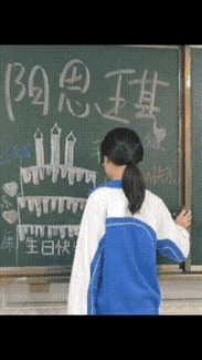 广东的一名女生被全班同学“逼”上台擦黑板，委屈得想哭，但是拉开黑板的一瞬间，瞬间