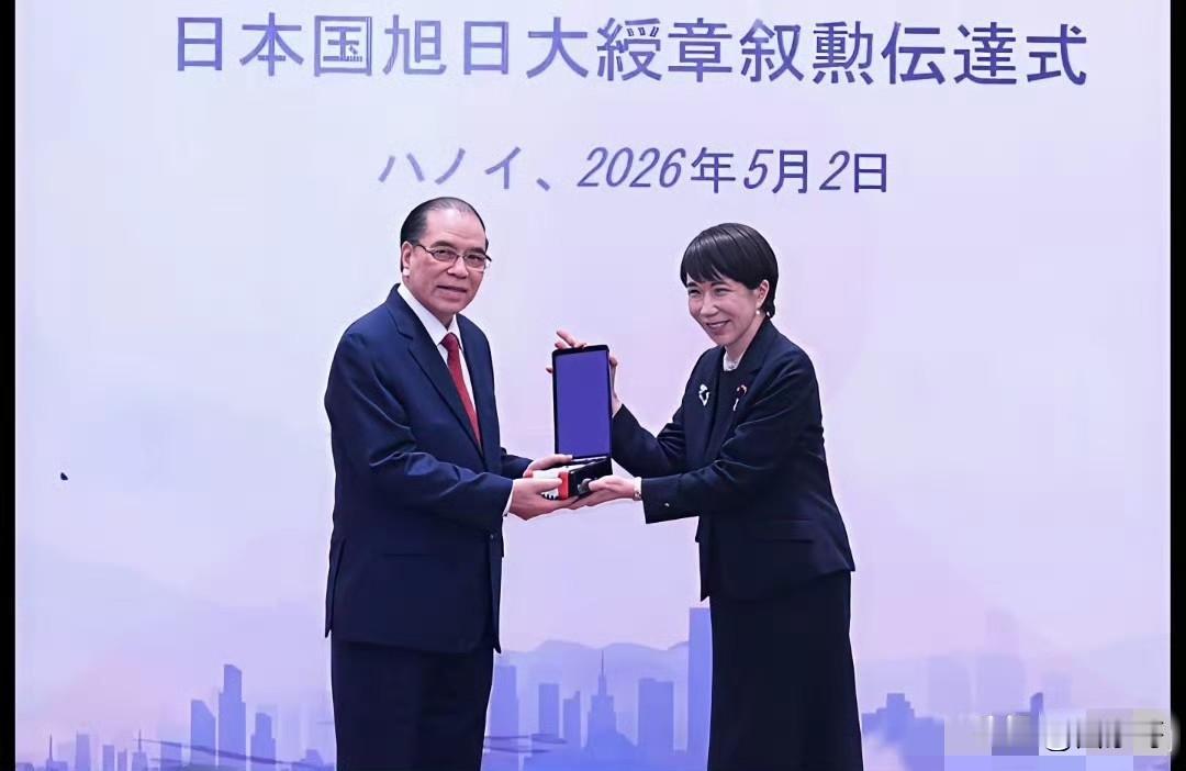 近日，高市早苗访问了越南，她此行对越南真是极尽拉拢之能事，不仅向胡志明墓和越南烈