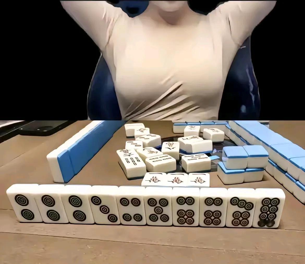 二筒有点太多了，看着我眼都花了，大家帮我看看这牌需要几筒能胡？
#我镜头下的人物