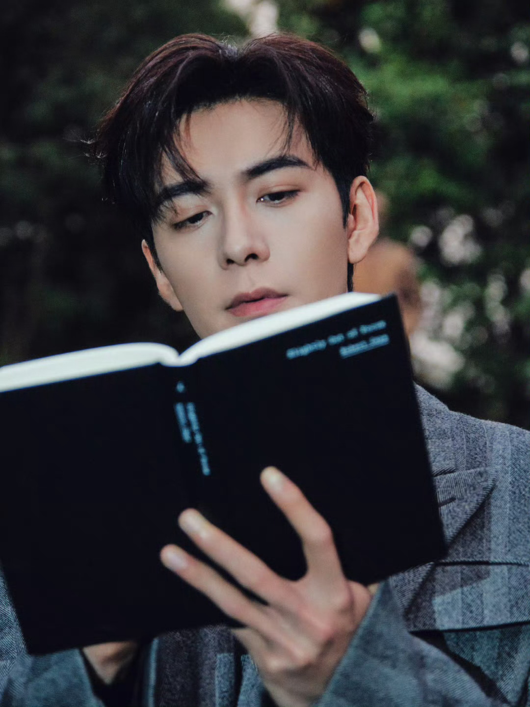 陈星旭最近的状态这样[送花花]啥时候演个斯文败类大反派，这凌冽的侧颜，深邃眼神，