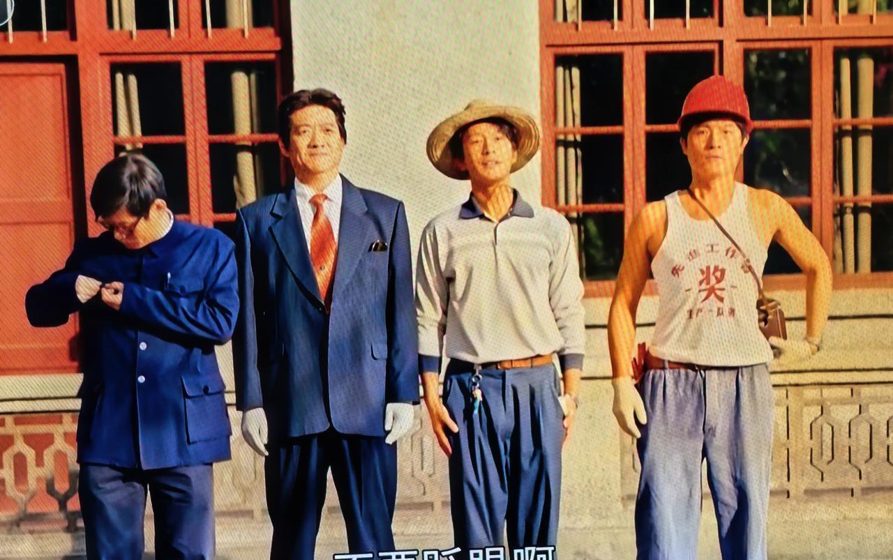 别再猜黄晓明身高了。
真相藏在一条80年代的大裆裤里。
《小城大事》澡堂那场戏，