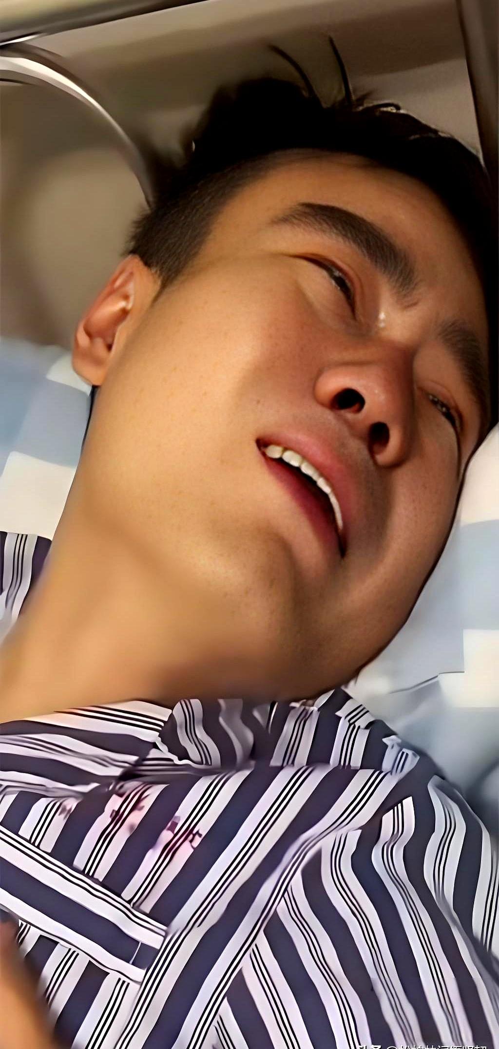 妻子守着病床上的丈夫，憋了十几年的话终于说出口：儿子不是你的。
她原以为这句话能