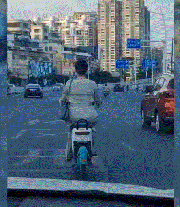 司机:我的天呐，她怎么蹬的那么快啊？