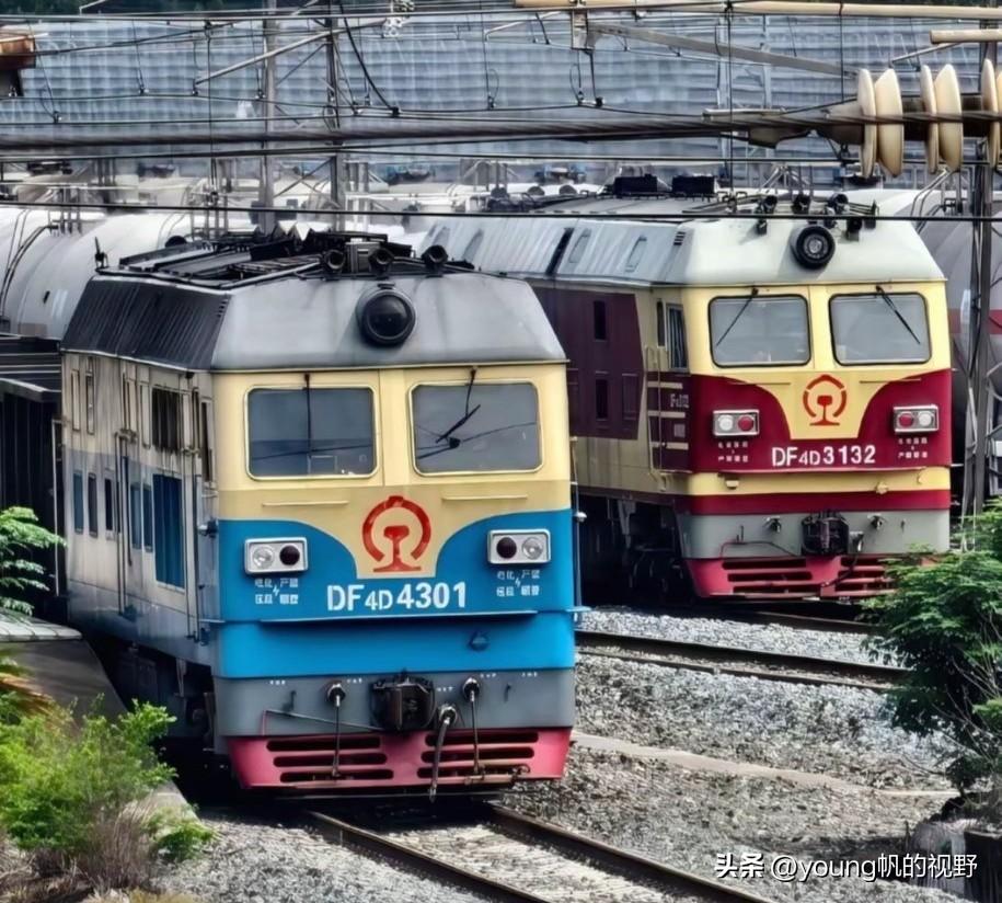 东风4D两兄弟内燃机车。在我国内燃机车当中，东风4D也是一款颜值比较高的机车。其