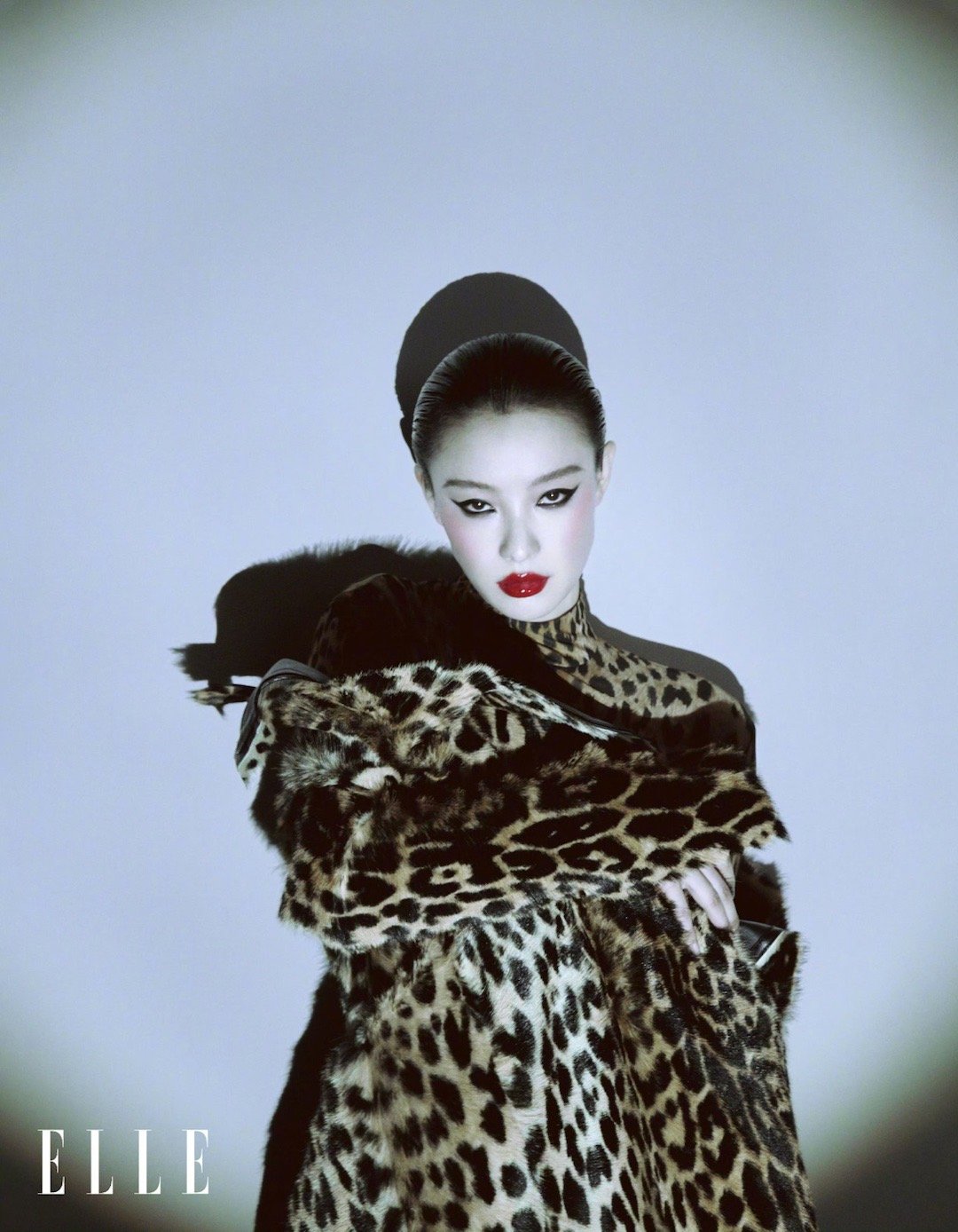 倪妮躺出了超S曲线倪妮 x ELLE开季刊封面大片 这超模级的表现力 每一帧都太