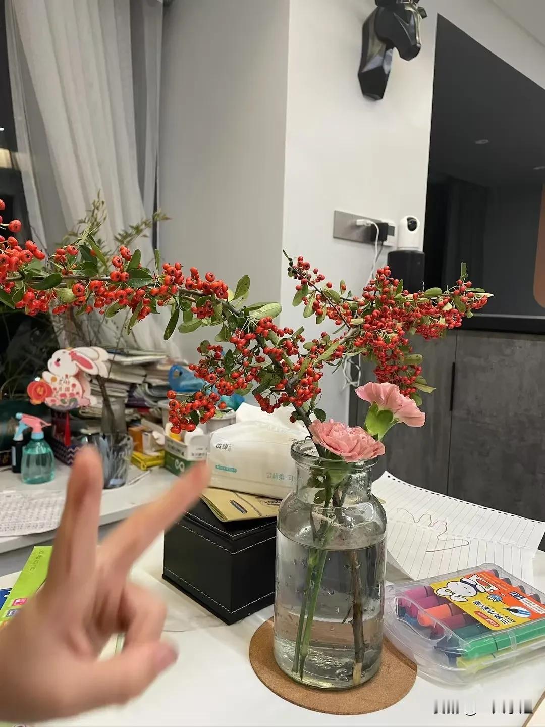        同学的儿子上初一，每天晚上作业写到凌晨一点多两点，他也陪到一点多两