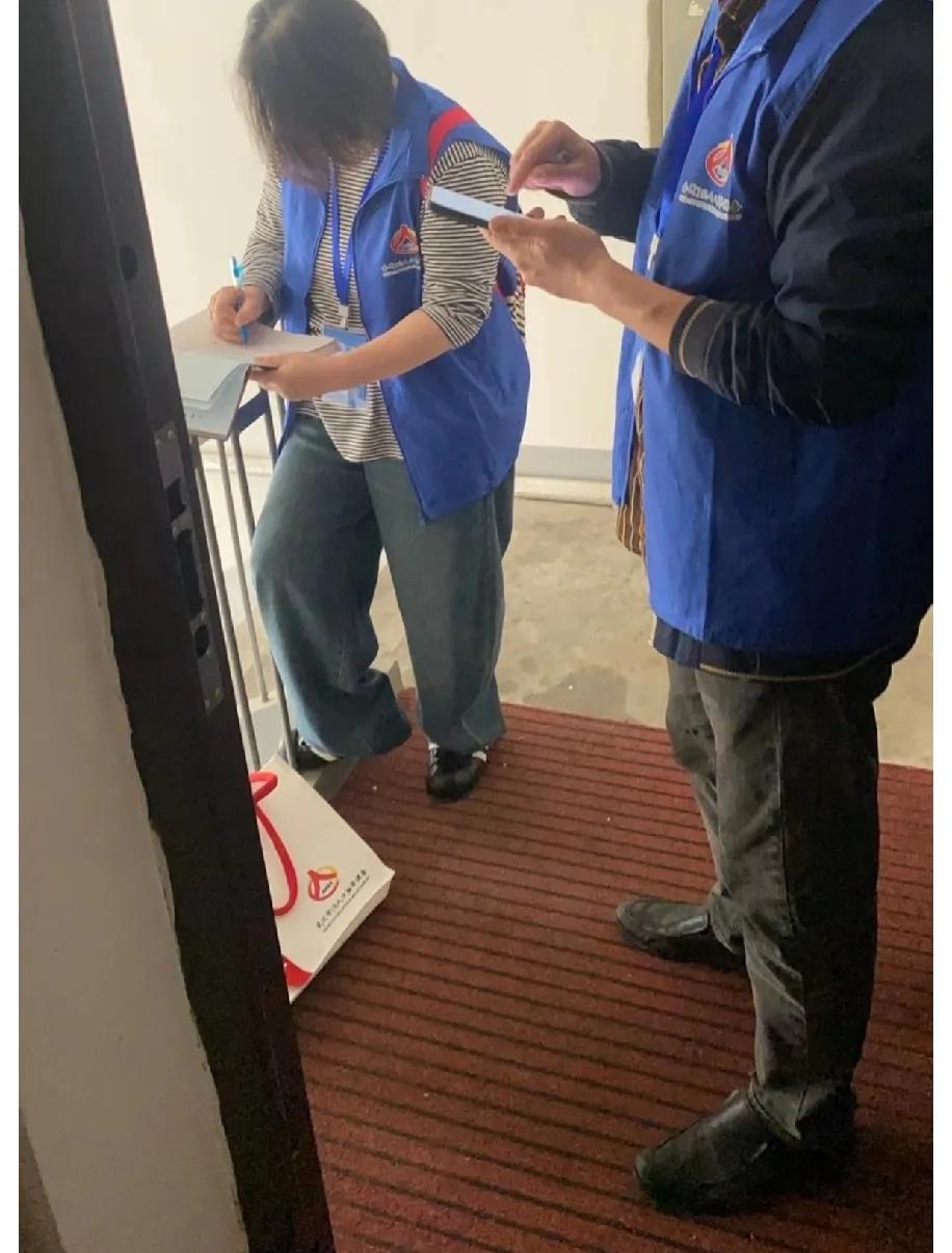 开门看见俩穿蓝马甲的，我直接懵了——不是说人口普查会先发短信通知吗？咋突然就堵门