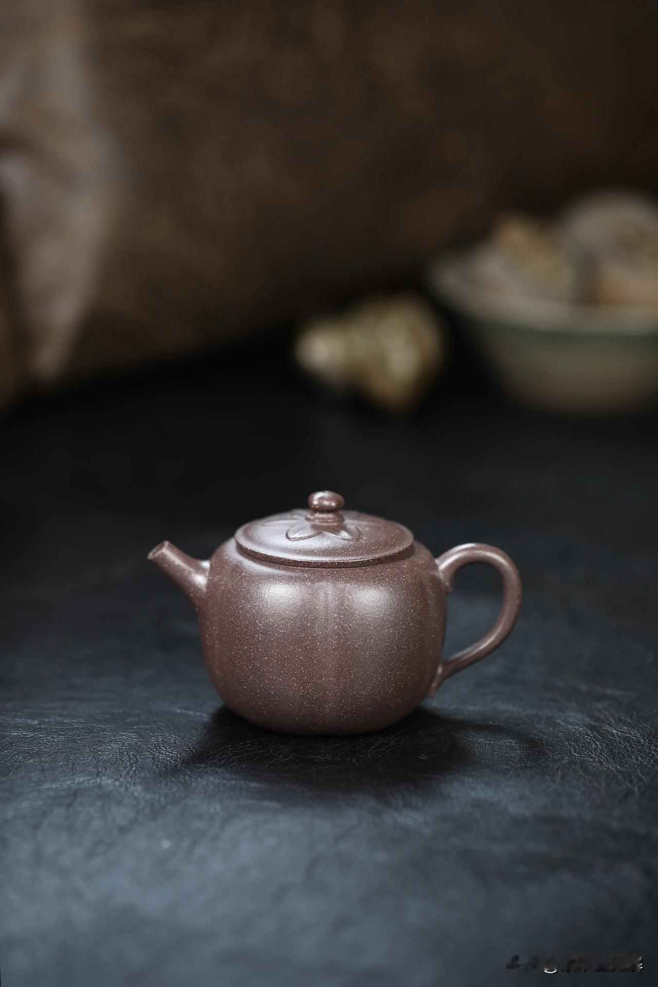 买紫砂壶，越重越好？
很多新手壶友在买壶时，总喜欢掂一掂重量。
心里想着：“这壶