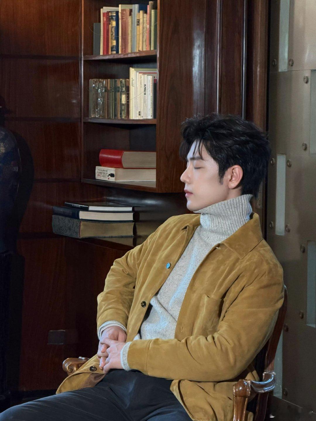 肖战镜头邂逅阳光肖战米兰看秀造型啊啊啊肖战帅到米兰去了 