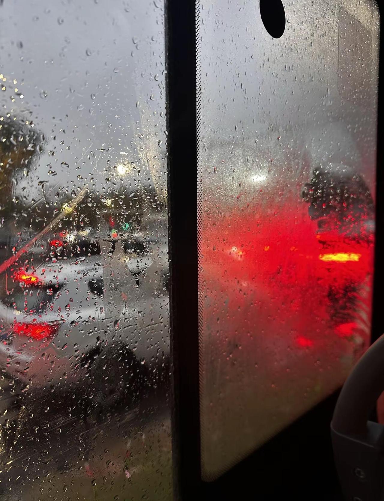 下雨是我的兴奋剂 与其躲雨不如尽情享受淋雨下雨天的正确打开方式 雨天 淋雨天 与