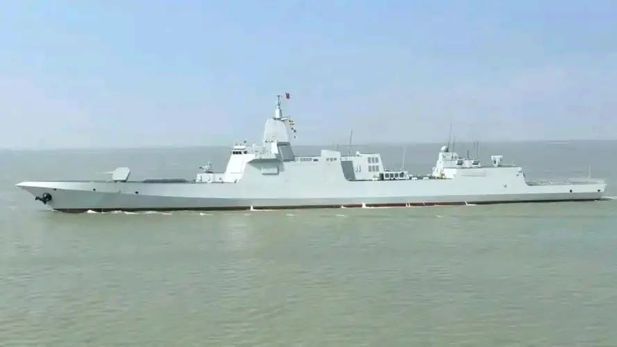 海试中的055型109“东莞”舰，还有一艘正在造船厂里栖装的，没准儿就是110“