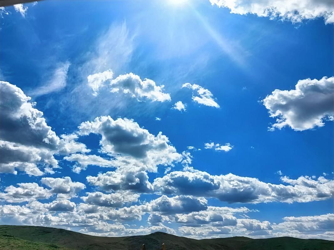 千层高山千层雾，
万里长空万里云。