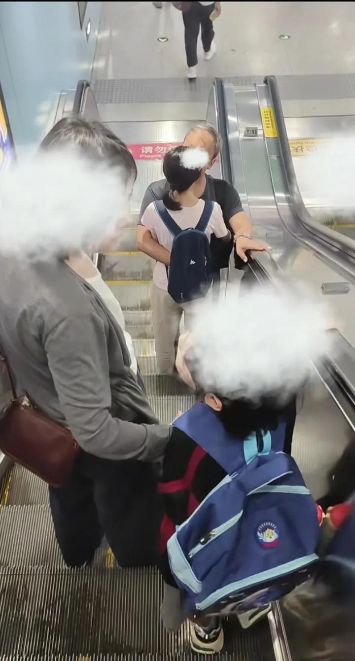 这时候的：
孩子是天真无邪的！
妈妈是心慌意乱、不知道说啥的！
忍不住的帅哥心情