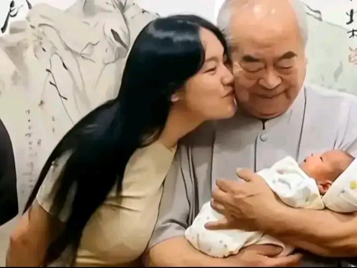36岁的女人，甘愿为一个87岁的老人生下孩子，这绝对是真爱。