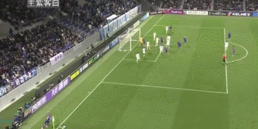 终于还是丢球！申花被广岛三箭头球破门，0比1落后了。
比赛进行到80分钟左右，始