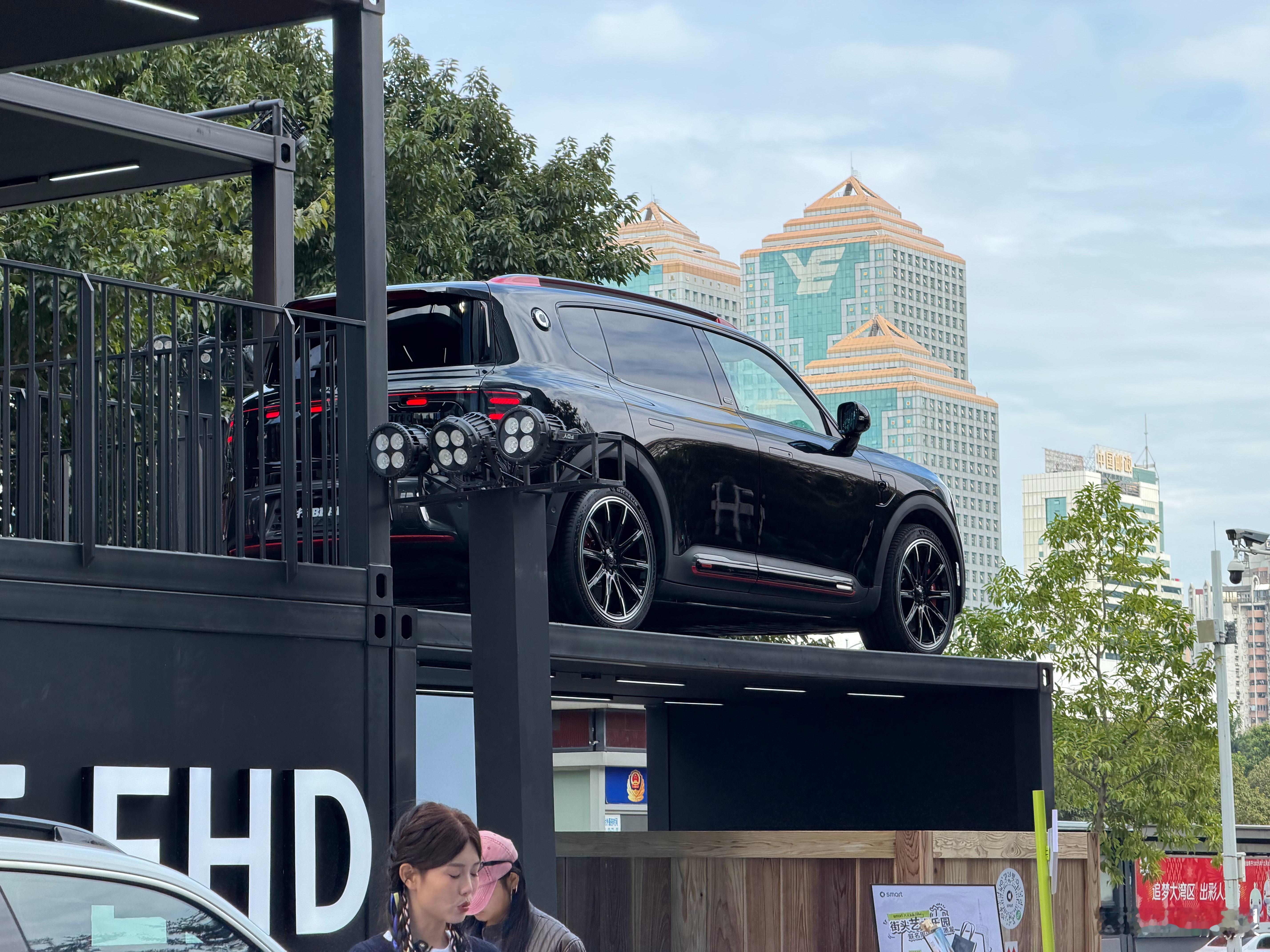 逛街发现smart居然办了个快闪活动有个艺术家在往车上画画。巴博斯版的精灵5配合