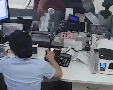 “银行碰上硬茬了！”安徽蚌埠男子取款4.95万，柜员操作失误错取为存，让他凭空白