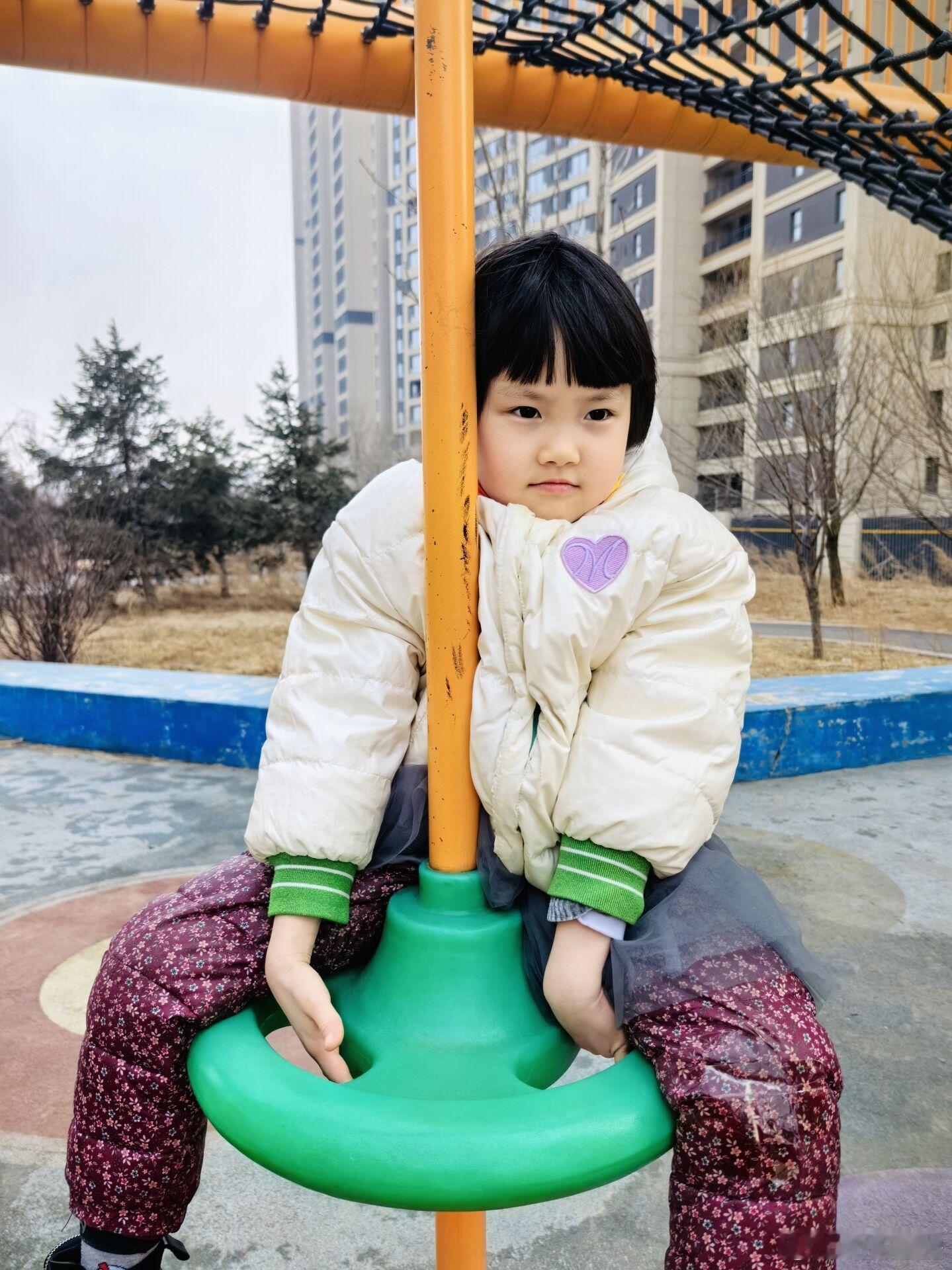 亲子大玩家 春日暖阳下的快乐亲子时光在温暖的春天里，我们亲子大玩家带领着两位小公