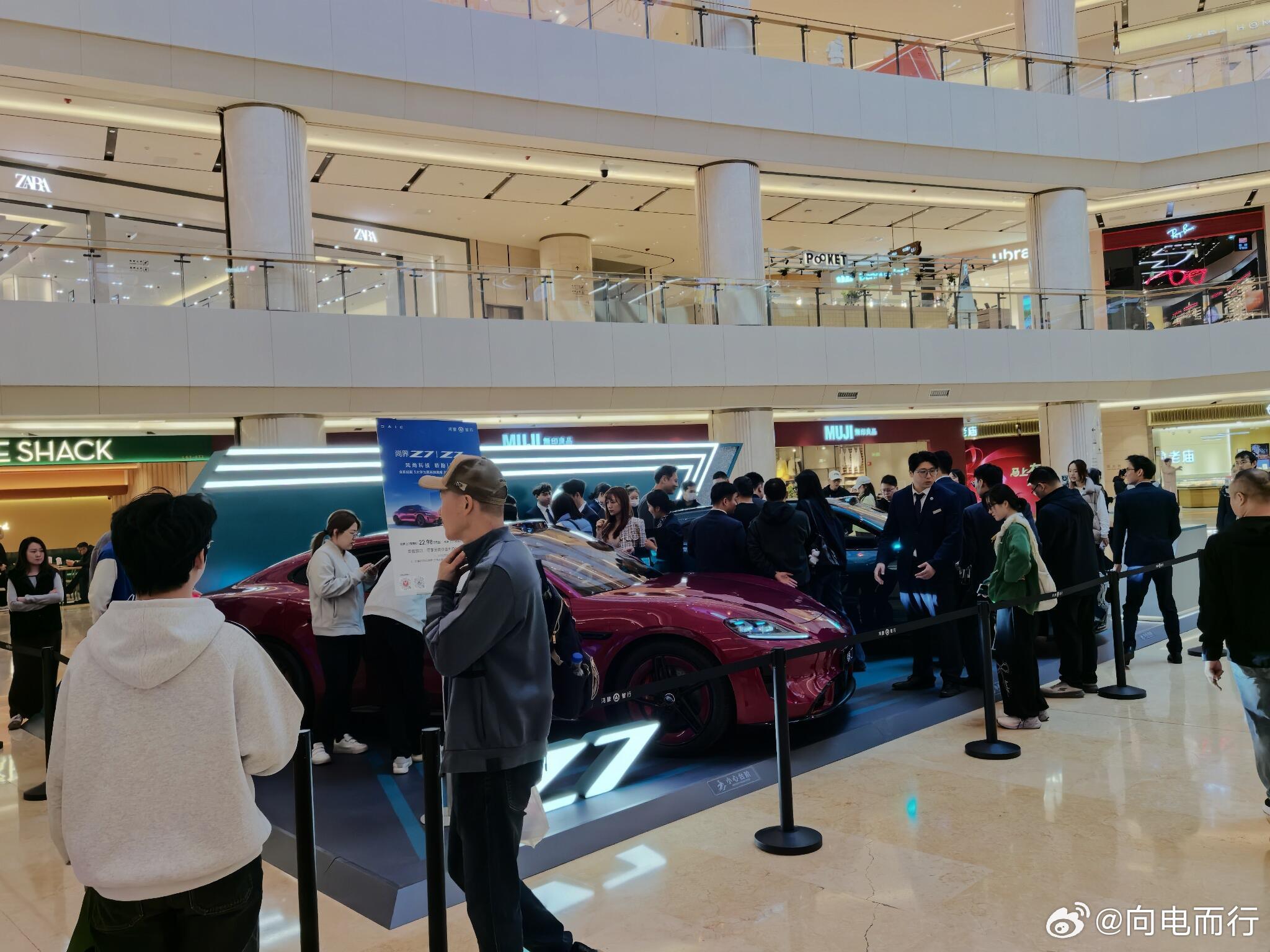 上海世纪汇现场看尚界z7   的人，根本排不上对