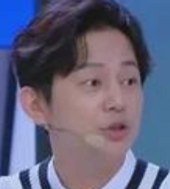 近日，何炅在录制《亲爱的客栈》时玩游戏出了“意外”。
节目中进行“球蛋球”反应力