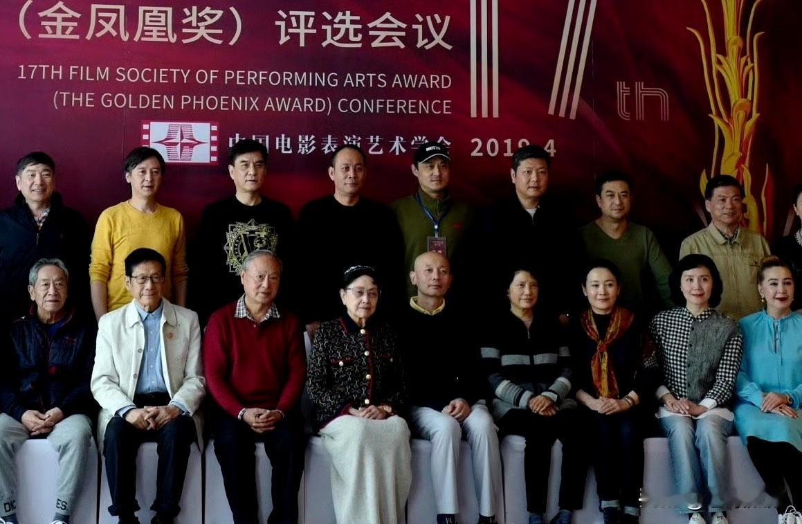 快来数“星星”！
前排有电影表演艺术家王晓棠，后排有著名电影演员张晓林。
帅哥美