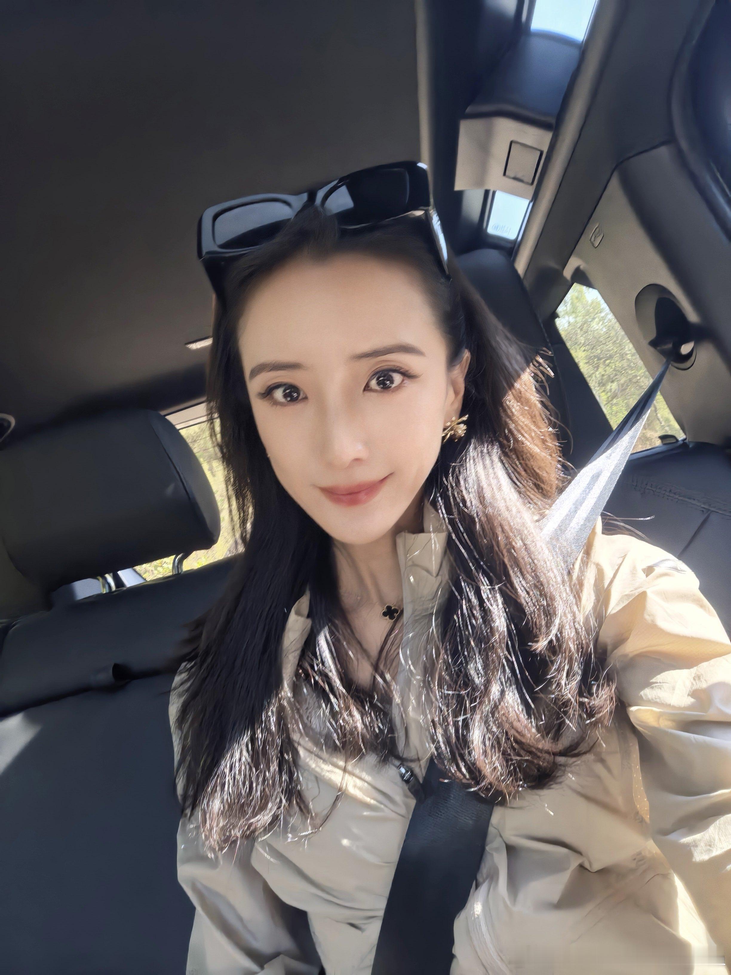 秋晨在前面优雅的开车，我在后面如图所示，越来越抽象[doge] ​​​