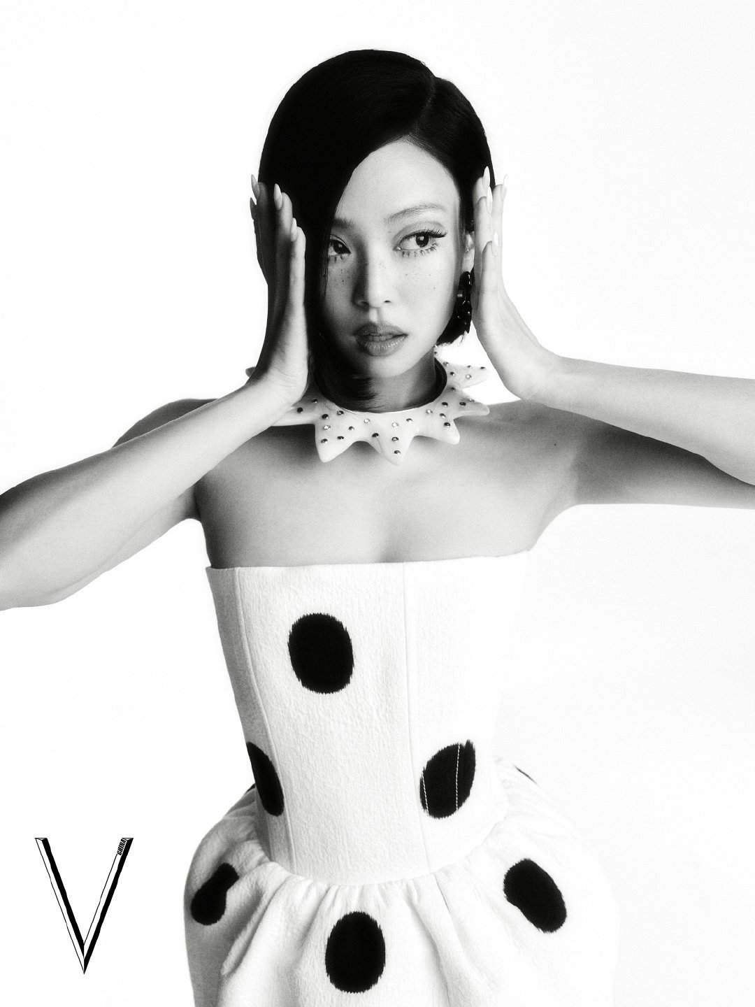 Jennie登封V 中文版1月刊封面，身穿 CHANEL by Matthieu