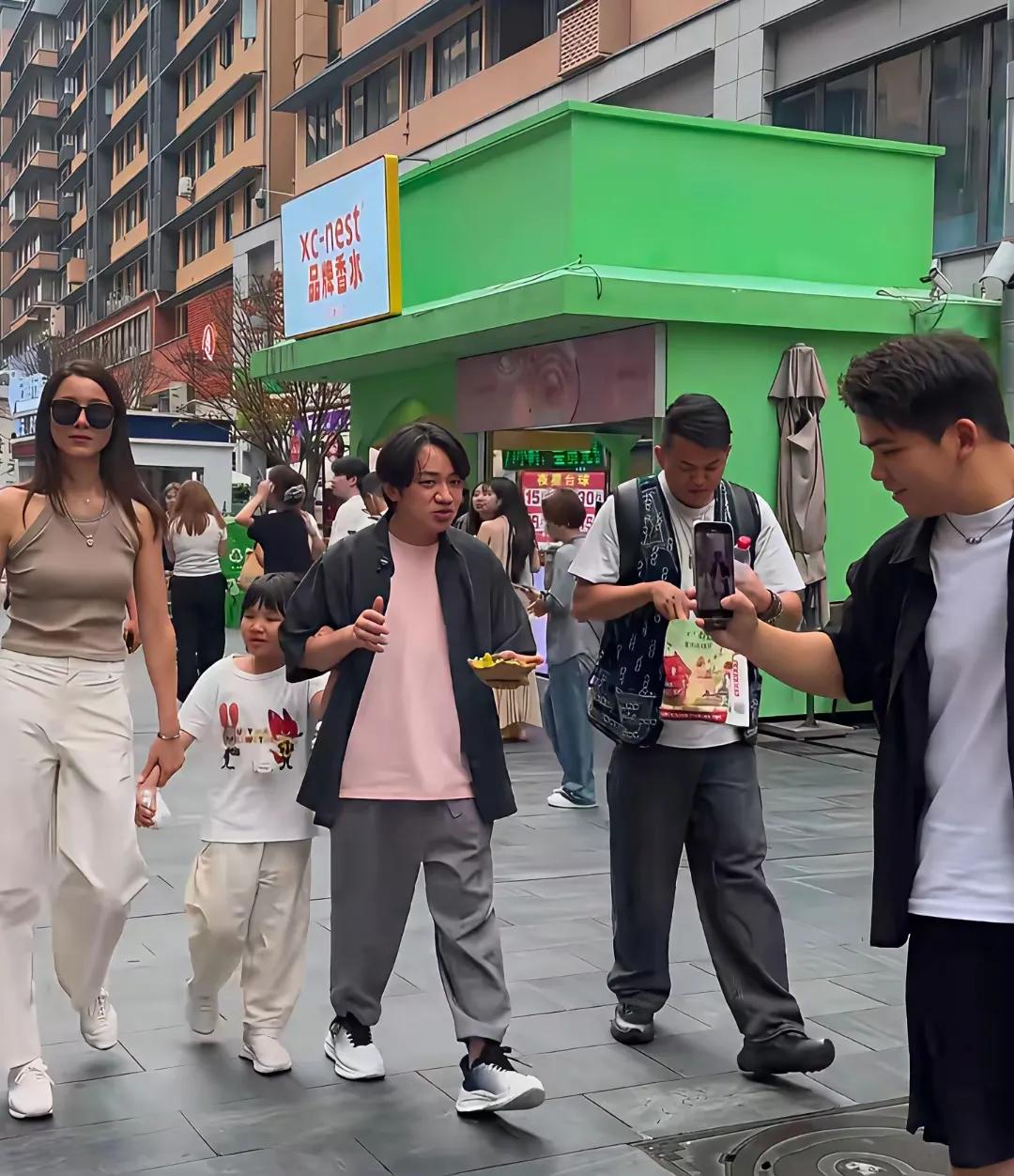 完了，王祖蓝家这小丫头，妥妥的继承了父亲的大鼻子，宣布对抗基因失败。[笑哭][笑