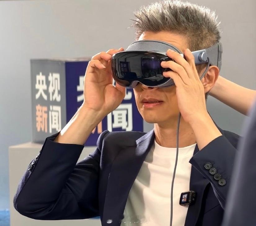 刷到几张朱广权佩戴体验vivo Vision头显的图这是要发布了？[哆啦A梦吃惊