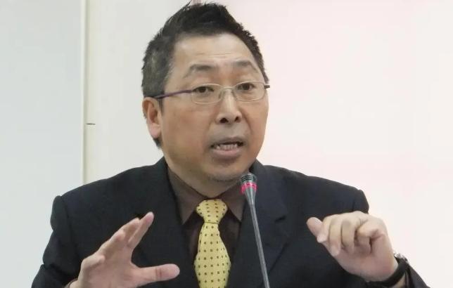 近日，台湾名嘴唐湘龙发出灵魂拷问:郑丽文即将访问大陆，我想问问那些口口声声喊着要