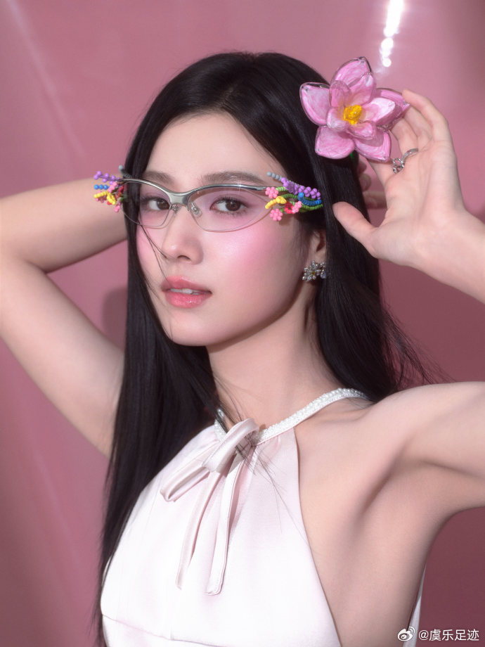 卢昱晓最新物料噜噜有机械姬那种感觉了 