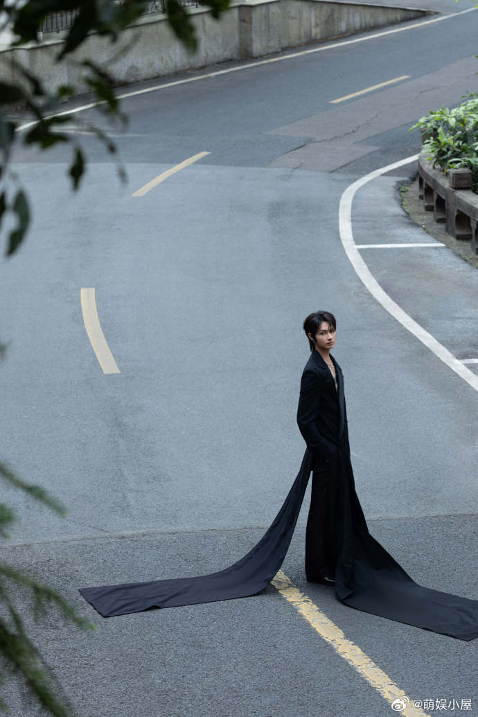 文俊辉成龙比武成龙说未来接班人是文俊辉 粉丝真的倍感骄傲，文俊辉多年坚持武术的汗